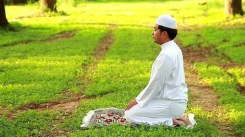 joven musulmán asiático rezando a allah de dios. concepto de festival de ramadán. video