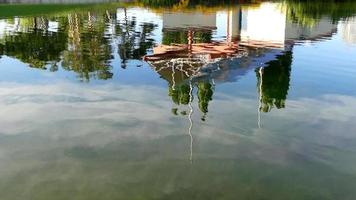 reflet du lac dans le parc au bord de l'eau video