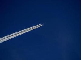 jet airplaine despierta en el cielo azul foto