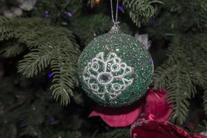 detalle de la bola del árbol de navidad de cerca foto