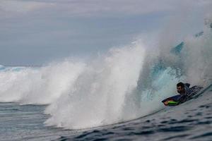 tahití, polinesia francesa - 5 de agosto de 2018 - entrenamiento de surfistas días antes de la competencia billabong tahití en el arrecife teahupoo foto