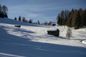 dolomitas nieve panorama cabaña de madera val badia armentara foto