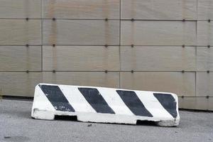 bloque de barrera de obstáculos de carretera de cemento foto