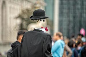 hombre invisible en la calle de la ciudad foto
