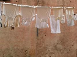 Ropa tendida a secar en pueblo pintoresco italiano foto