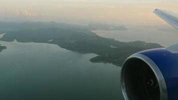 vista en primera persona del increíblemente hermoso paisaje marino de la isla de phuket desde la ventana del avión. concepto de turismo y viajes. video