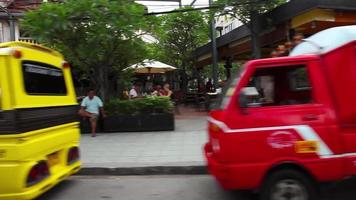 Phuket, Tailandia novembre 21, 2011 - turista escursione di auto tuktuk su il asiatico isola di Phuket. persone gode tuk tuk viaggio nel Tailandia. tailandese le persone, stile di vita video