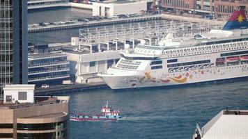 hong kong 8 de noviembre de 2019 - vista aérea del crucero atracado en el puerto de victoria, hong kong video