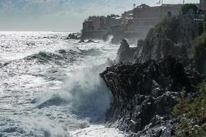 tempestad de tormenta de mar en la costa foto