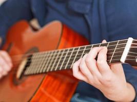 mujer toca la guitarra acústica clásica foto