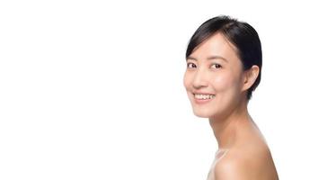 retrato de una hermosa joven asiática limpia el concepto de piel desnuda y fresca. chica asiática belleza cara cuidado de la piel y bienestar de la salud, tratamiento facial, piel perfecta, maquillaje natural sobre fondo blanco foto