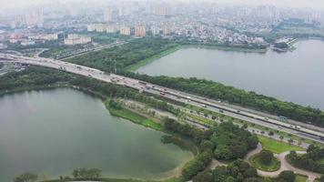 aereo Visualizza di il strada accanto lago nel Hanoi video