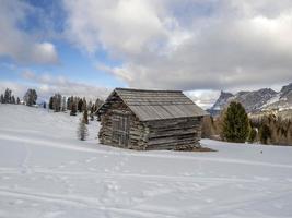 dolomitas nieve panorama cabaña de madera val badia armentarola foto