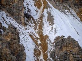 Dolomitas de la montaña fanes en invierno panorama foto