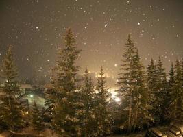 nevando por la noche en las montañas dolomitas foto