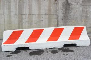 bloque de barrera de obstáculos de carretera de cemento foto
