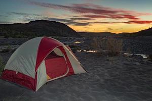 campamento de tiendas por la noche en el desierto de baja california foto