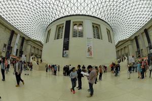 Londres, Inglaterra - 15 de julio de 2017 - Museo Británico lleno de turistas foto