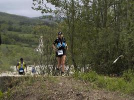 cantalupo ligure, italia - 15 de mayo de 2021 - puerta de piedra porte di pietra trial running marathon foto