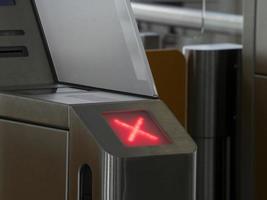 máquina de verificación automática de la tarjeta de embarque de la puerta del aeropuerto foto