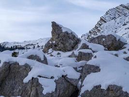 Dolomitas de la montaña fanes en invierno panorama foto