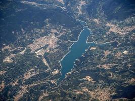 vista aérea del lago santa giustina desde el avión foto