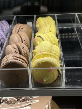 comida macaron con color amarillo y marrón foto