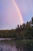 arco iris reflejado en el lago cuando llueve. fotos de naturaleza de suecia