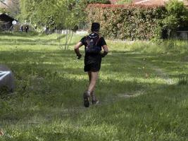 cantalupo ligure, italia - 15 de mayo de 2021 - puerta de piedra porte di pietra trial running marathon foto