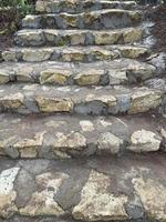 escaleras de piedra del pueblo foto