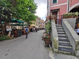 monterosso al mare, italia - 8 de junio de 2019 - el pintoresco pueblo de cinque terre italy está lleno de turistas foto