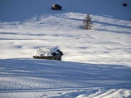 dolomitas nieve panorama cabaña de madera val badia armentara foto