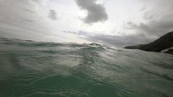 olas altas en la playa de nai harn, tailandia video