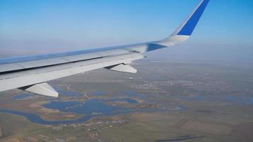 vue aérienne depuis un avion descendant, une banlieue de nur sultan, kazakhstan. video