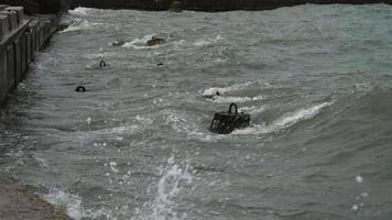 onde che si infrangono contro il frangiflutti di cemento sulla costa del Mar Nero. video