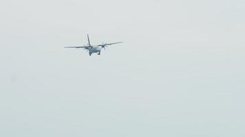 leger turboprop vliegtuig in de lucht, naderen voor landen video