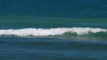 vagues sur les récifs coralliens près de la plage de mai khao, phuket, thaïlande video