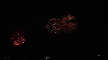 mooi feestelijk vuurwerk in de stad. sprankelend vuurwerk in de lucht gedurende een vakantie video