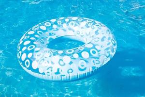 círculo de natación inflable azul en piscina al aire libre foto