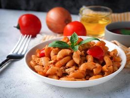 pasta de macarrones con salsa de tomate foto