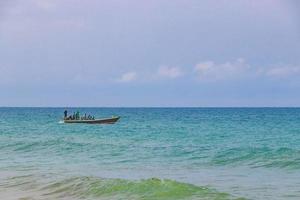 panorama de la bahía de la playa de naithon con pesca en barco de cola larga en phuket, tailandia. foto