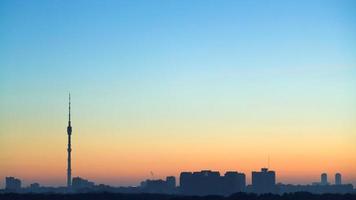 cielo azul claro y amarillo del amanecer sobre la ciudad foto