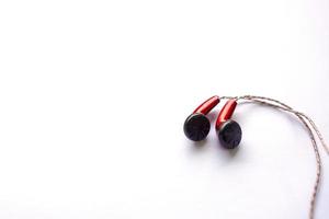 auriculares rojos con cables aislados en blanco. foto