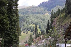 majestuosa belleza del valle de neelum, cachemira. El valle de neelum es famoso por su belleza natural, altas montañas, hermosos valles verdes y ríos de aguas cristalinas. foto