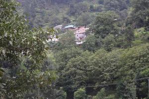 majestuosa belleza del valle de neelum, cachemira. El valle de neelum es famoso por su belleza natural, altas montañas, hermosos valles verdes y ríos de aguas cristalinas. foto