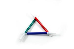 marcadores triangulares conceptuales verdes, rojos y azules aislados en blanco foto