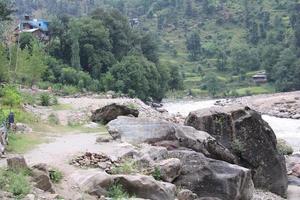 majestuosa belleza del valle de neelum, cachemira. El valle de neelum es famoso por su belleza natural, altas montañas, hermosos valles verdes y ríos de aguas cristalinas. foto