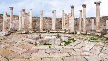 antiguo mercado agora en la ciudad de jerash foto