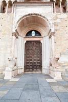 puerta del duomo de la catedral de parma foto