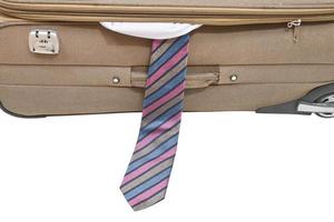 Corbata macho de maleta entreabierta aislado en blanco foto
